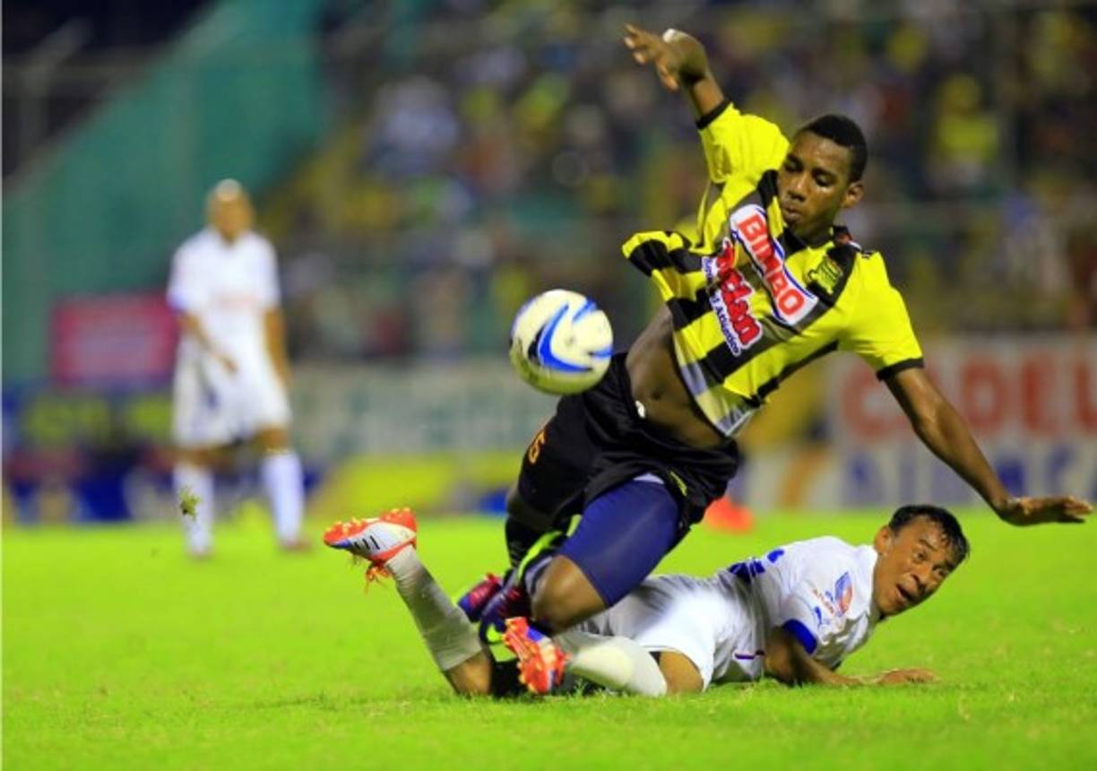 Javier Portillo comete una falta a Bryan Róchez.