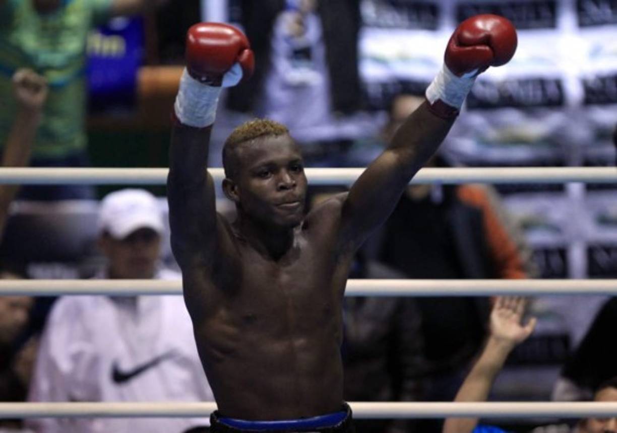 El festejo del 'Escorpión' Ruiz tras ganar el combate.