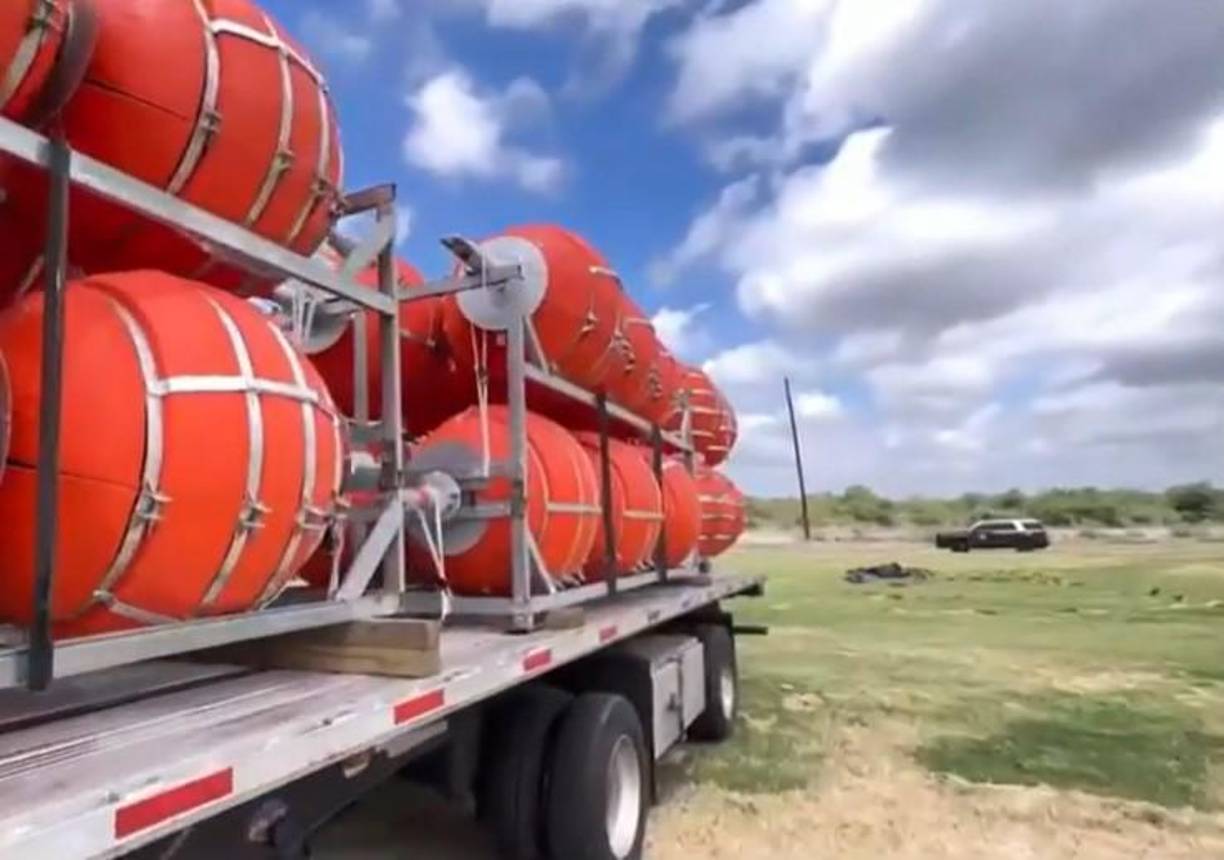 A principios de este mes, Abbott anunció la instalación de una “instalación de barrera marina” a lo largo del Río Grande, que consta de boyas naranjas y tiene como objetivo disuadir a los migrantes de cruzar el río.