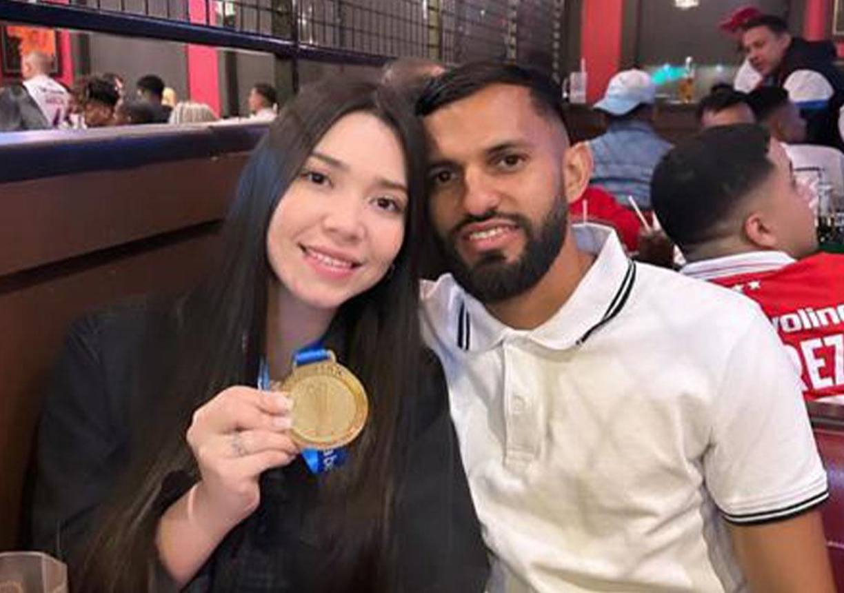 Madeline y Jorge Álvarez disfrutando hace unos días atrás el tricampeonato invicto logrado por el Olimpia al vencer in extremis al Motagua. 