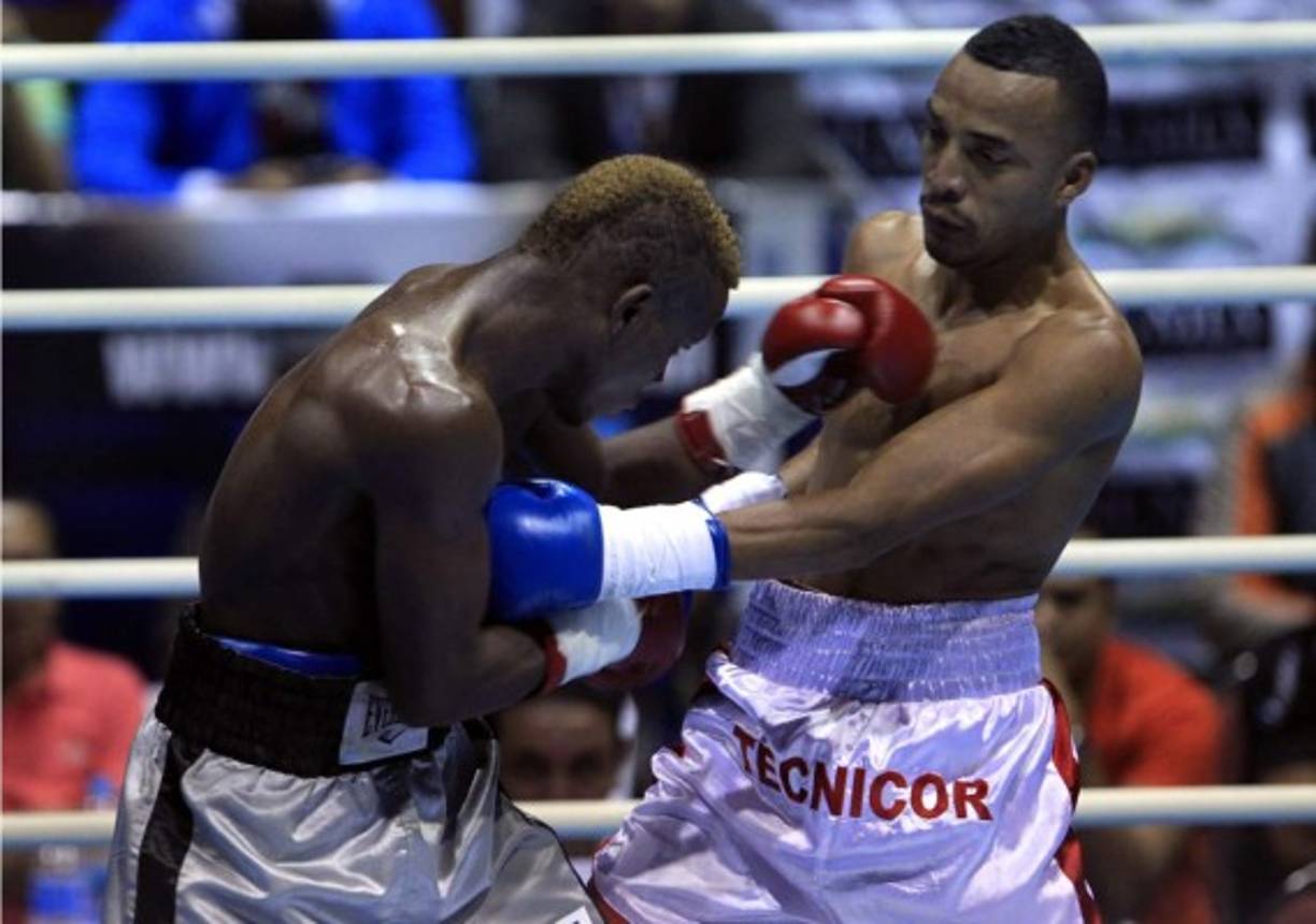 Jelier Pacheco intentó responder a los ataques de Josec Ruiz.