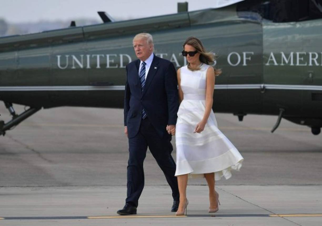 Melania empacó una maleta para cada parada de su viaje, acorde con la información que recopiló con el Departamento de Estado sobre el protocolo en cada país visitado. Así, para su viaje a Israel optó por lucir únicamente atuendos blancos, en símbolo de la paz que Estados Unidos espera acordar en ese territorio.