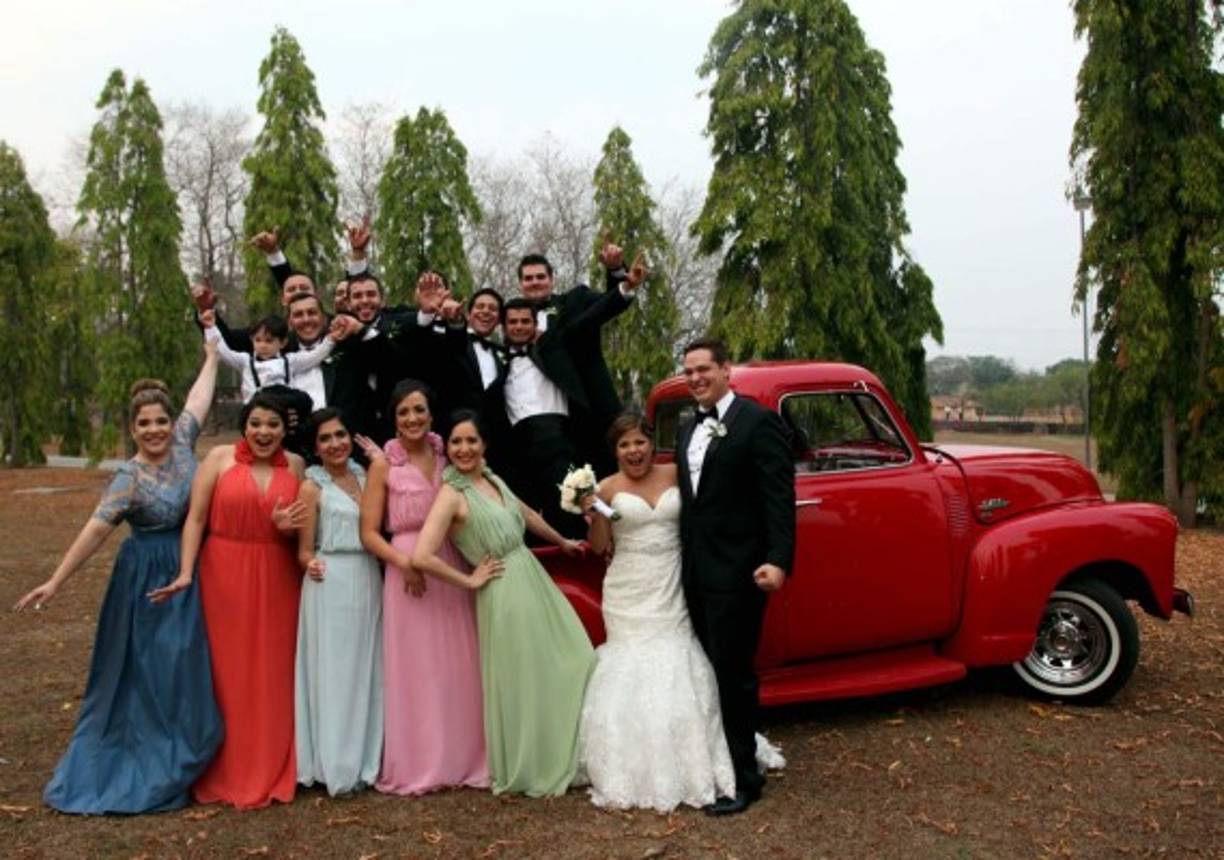 Los recién casados y su cortejo se divirtieron como nunca y cualquier locación fue perfecta para retratar su felicidad.