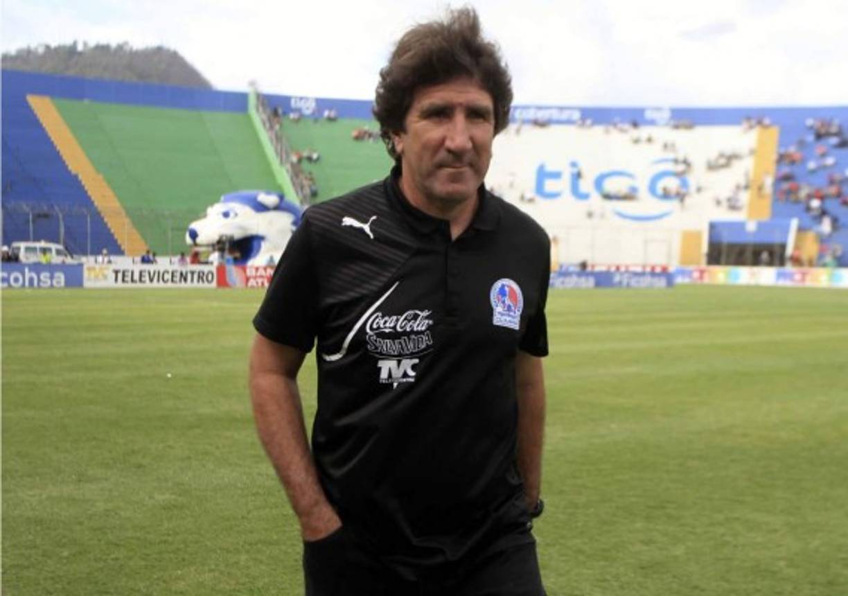 El técnico argentino del Olimpia, Héctor Vargas, padece de fobia a viajar en avión y tendría que tomar medicamentos cada vez que salen al extranjero.