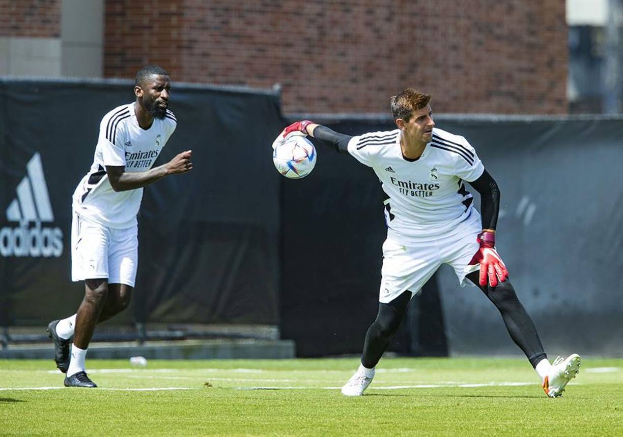 Cientos de aficionados del club esperaron en las afueras del Hotel The Beverly Hills para presenciar los entrenamientos.