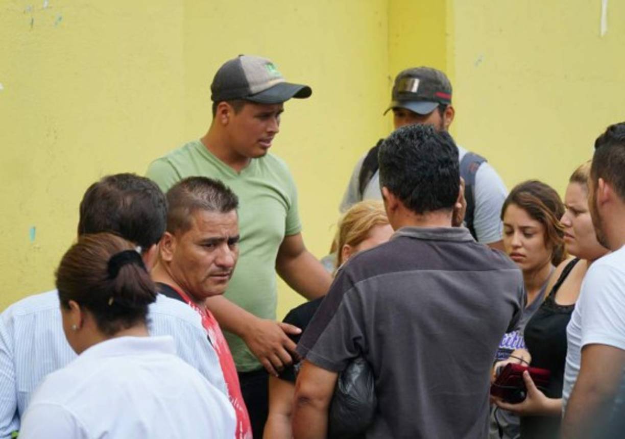 Los familiares se alegraron de que sus hijas hubieran aparecido con vida después de varios días sin tener noticias de ellas.