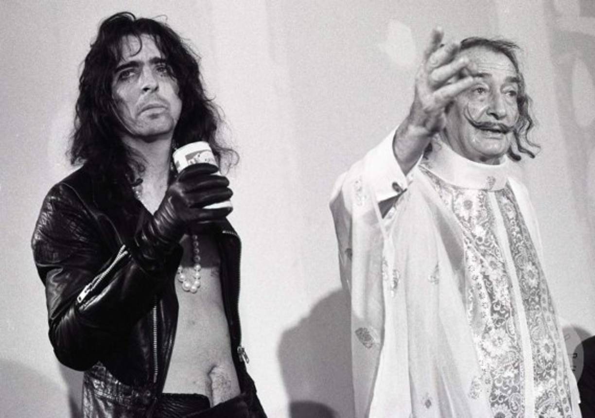 En 1973 Salvador Dalí se reunió con el rockero Alice Cooper, por el que sentía devoción;y al que entregó una escultura de su cerebro, con chocolate y hormigas en la cima. Foto:.posta.com.mx
