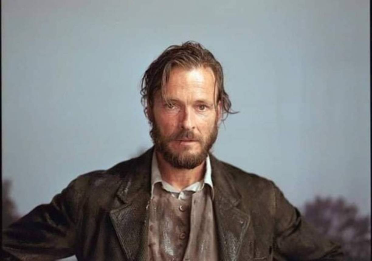 1954<br/>22 de Junio: Claudia de anciana entierra la máquina del tiempo construida por el relojero para que su yo joven la encuentre en el futuro.<br/>23 de Junio: Noah adulto le dice a Agnes que Claudia anciana tiene lo que le falta a la libreta. Claudia entonces le entrega al relojero joven su libro “A Journey Through Time” y le comenta que él en algún momento le tendrá que hablar de viajes en el tiempo a su versión más joven. Este mismo día ella es asesinada por Noah de Adulto, luego de contarle que Adam le ha mentido todo este tiempo. Él recupera las hojas de la libreta, pero no se revela su contenido.<br/>26 de Junio: Egon examina el cuerpo de Claudia por considerarla un cómplice de Ulrich en el secuestro de Helge. Hannah llega desde el año 2020 y decide quedarse para siempre.