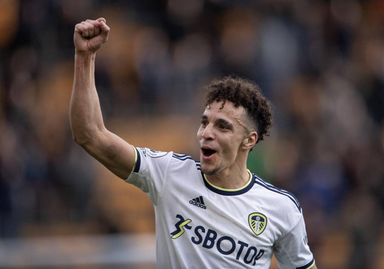 Rodrigo Moreno - El Real Madrid ha puesto sus ojos en Rodrigo Moreno para fortalecer su delantera durante este verano. El internacional español se ha quedado libre tras el descenso del Leeds United. Con una actuación destacada en la Premier League esta temporada, anotando 13 goles, el jugador se presenta como un perfil adecuado para ocupar el puesto de delantero suplente, reemplazando a Mariano Díaz.