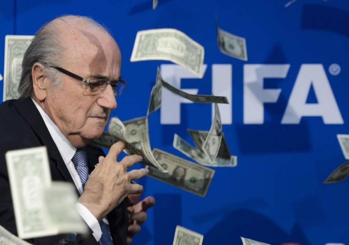 Un cómico británico arrojó billetes sobre Joseph Blatter, presidente dimisionario de la FIFA, cuando el dirigente suizo iba a comenzar una conferencia de prensa.