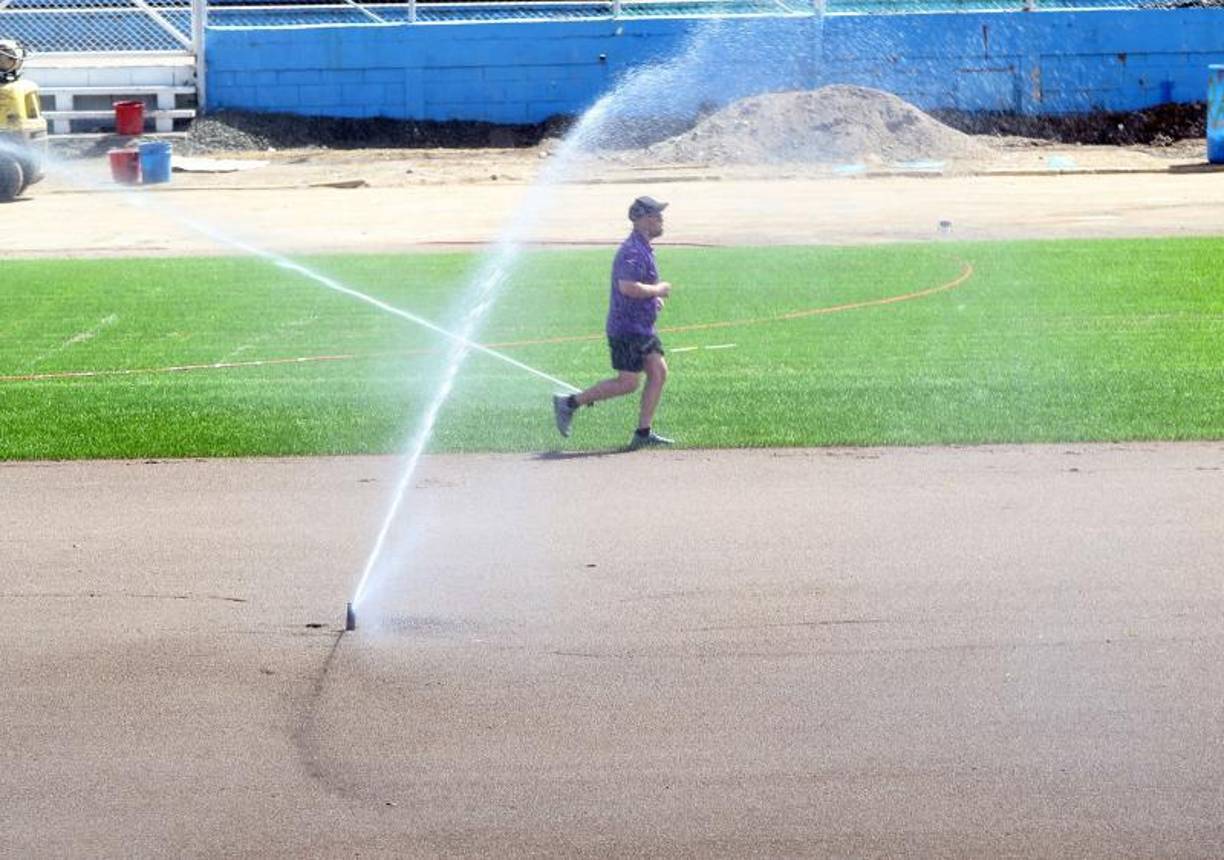 Las zonas que ya se ha realizado el cosido se está manteniendo con mucha humedad para la germinación de la grama natural.