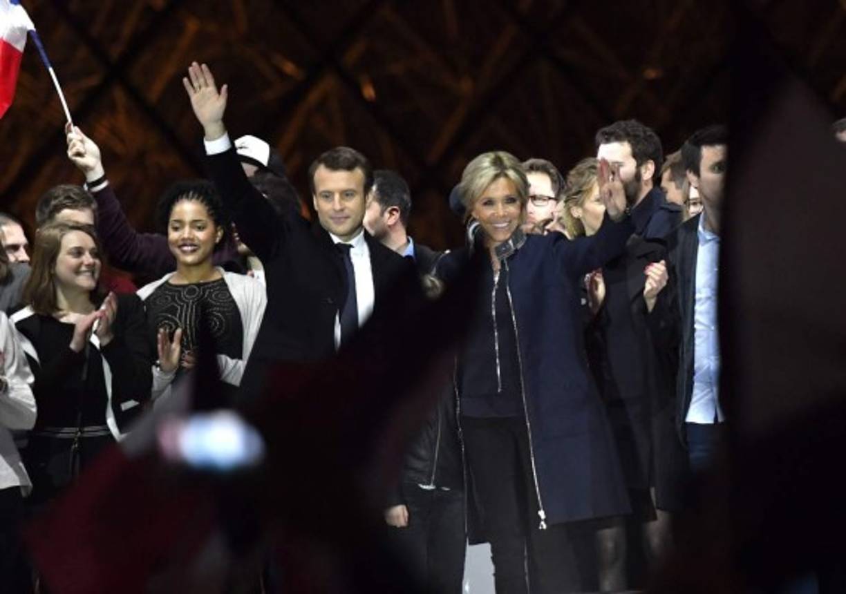 Emmanuel Macron y su esposa Brigitte Trogneux celebraron la victoria presidencial frente al emblemático Louvre. AFP.