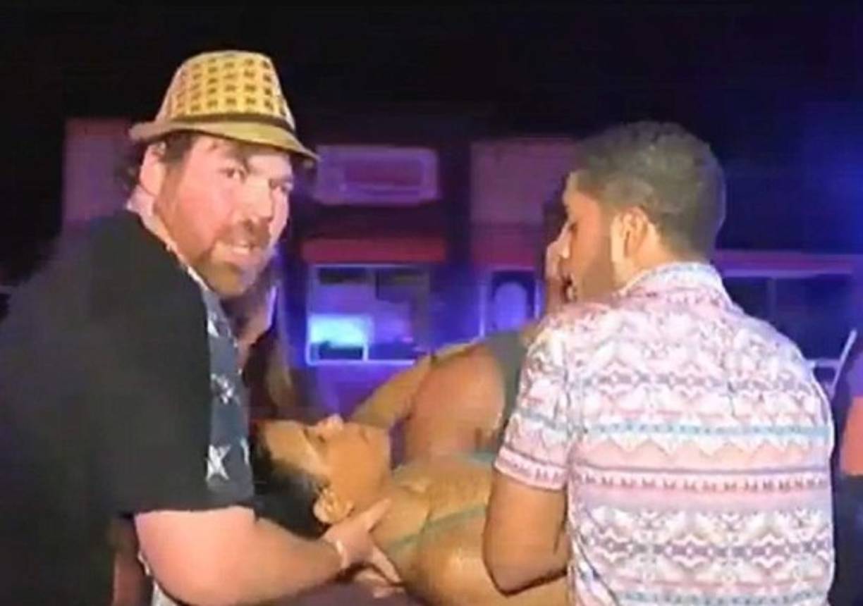 Algunos testigos relataron que se escucharon al menos 100 disparos. 'La gente en la pista de baile y en el bar se tiró al piso y algunos de nosotros que estábamos cerca del bar y de la puerta trasera pudimos salir del lugar y correr', escribió Ricardo Negrón en la página de Facebook de Pulse.