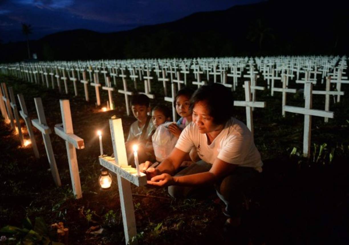 En las Filipinas, miles de personas visitaron los cementerios para llevar ofrendas a sus seres queridos fallecidos.