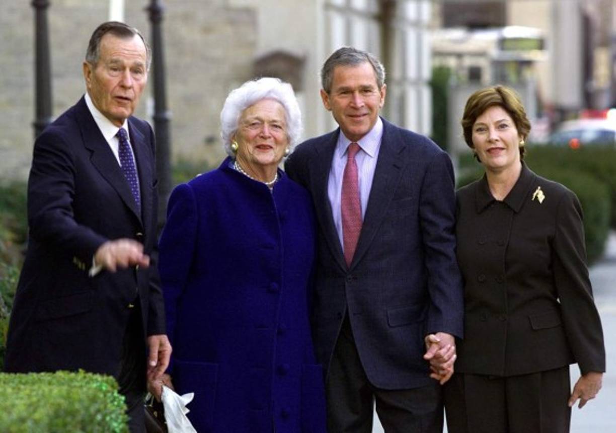 En esta foto de archivo tomada el 26 de enero de 2002 el entonces presidente estadounidense George W. Bush y su esposa Laura posan junto al expresidente estadounidense George Herbert Walker Bush y la exprimera dama Barbara Bush al salir de la Iglesia Episcopal de St. John's . AFP
