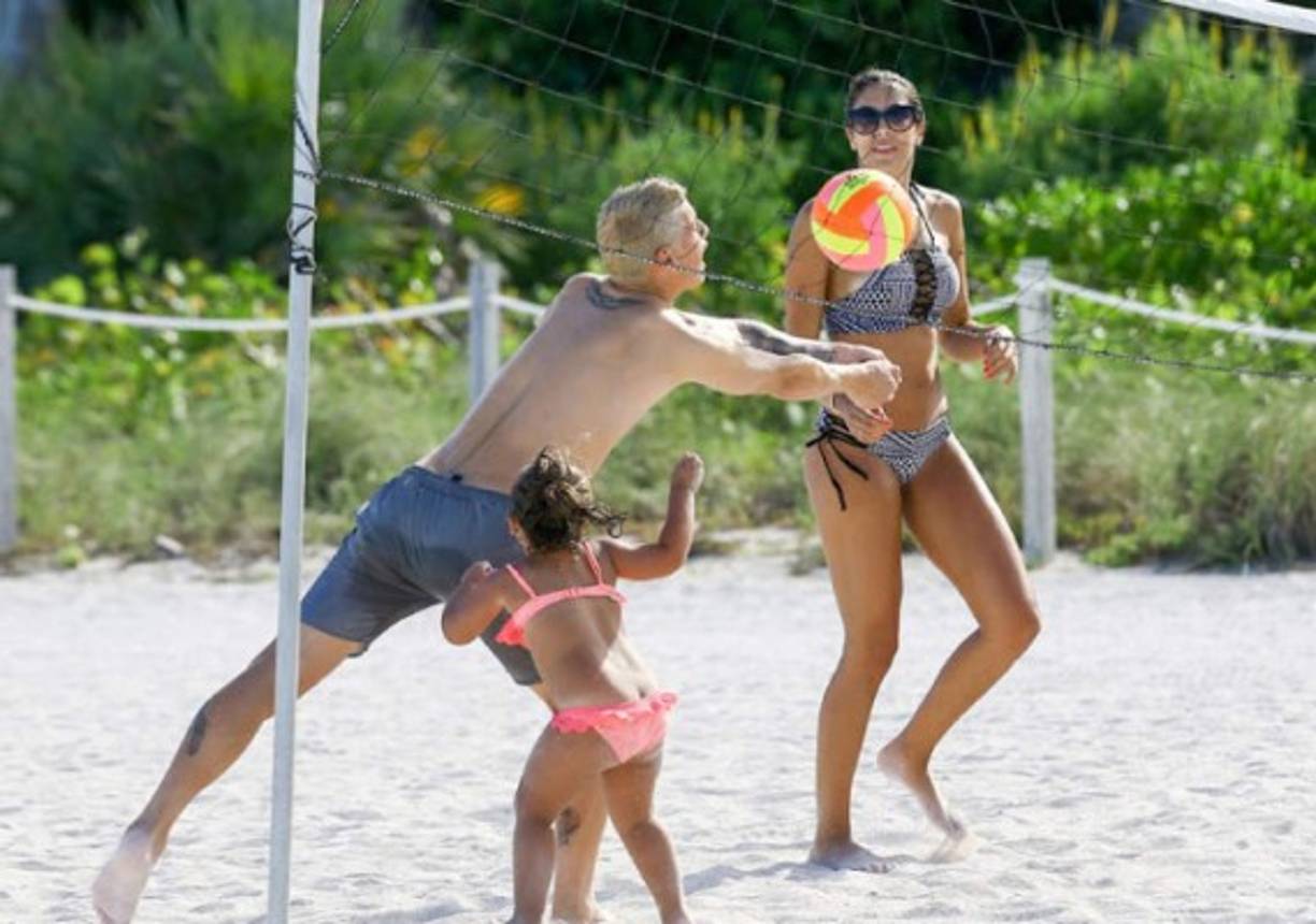 Napoli's Colombian goalkeeper David Ospina looks on as he warms up prior to the Italian Serie A football match Sassuolo vs Napoli on March 10, 2019 at the Mapei Stadium-Citta del Tricolore in Reggio Emilia. (Photo by Miguel MEDINA / AFP)