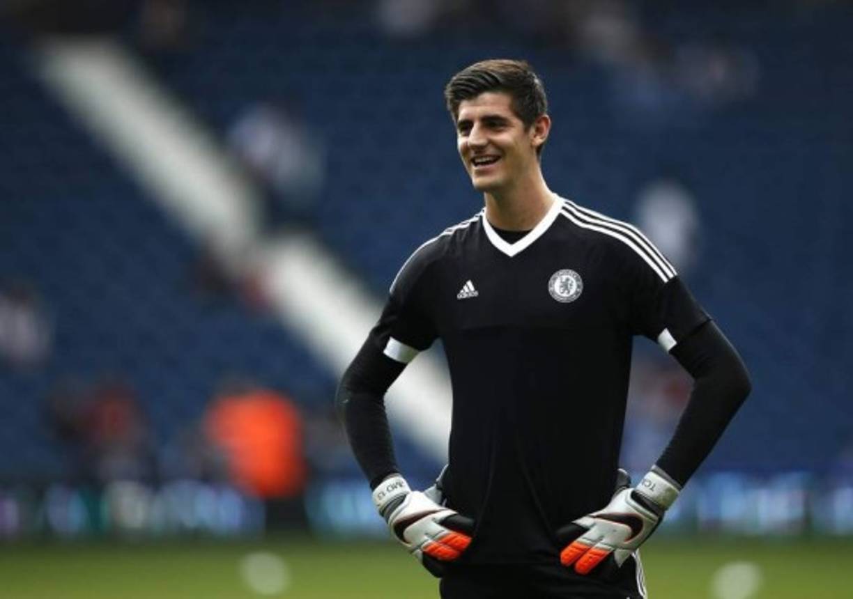 El Real Madrid tiene en su mano el fichaje de Thibaut Courtois, según explica Calciomercato. El belga termina contrato el año que viene y el club blanco sabe que Román Abramovich, dueño del Chelsea, tratará de sacarle rédito después del Mundial, pero el Real Madrid esperará si el precio es alto, ya que el guardameta no renovará porque quiere volver a Madrid, donde vive su familia.