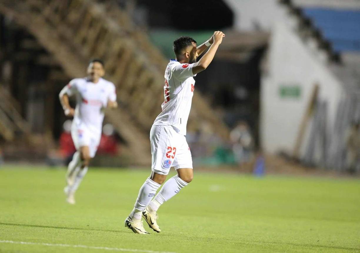 Jorge Álvarez celebrando su golazo que puso a ganar al Olimpia ante el Olancho FC.