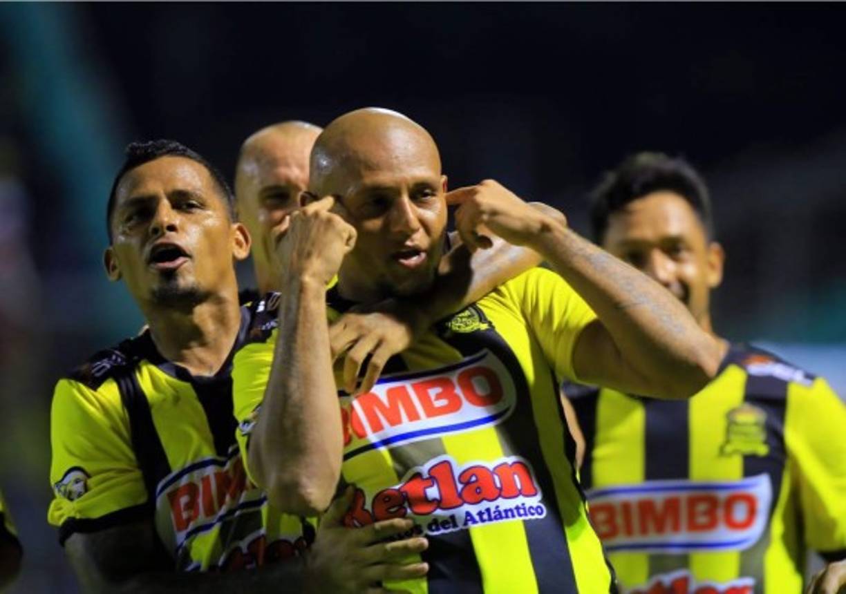 El festejo de Sergio Mendoza con sus compañeros.