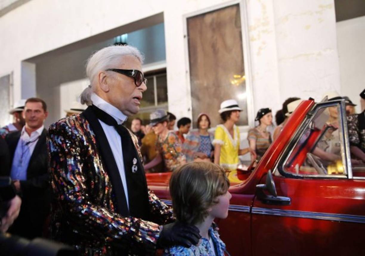 El director creativo de Chanel, Karl Lagerfeld (i), habla con su ahijado, Hudson Kroenig (d), al concluir el primer desfile de la casa de moda Chanel en La Habana (Cuba). EFE