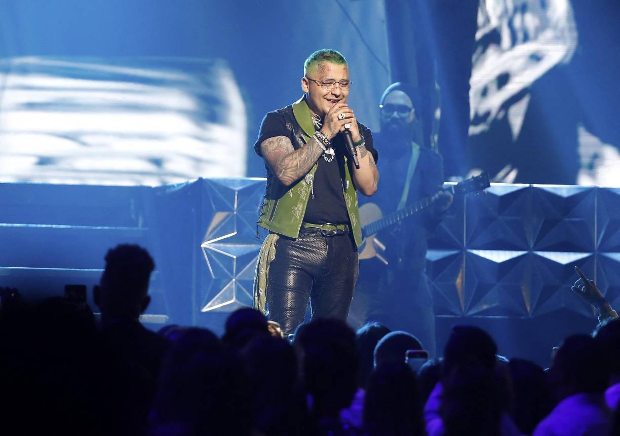 Nodal, quien ha sido todo un fenómeno mediático tras su rompimiento con Belinda, recibió dos premios: Top Canción Regional Mexicano Urbano, por “Botella Tras Botella”, que grabó con Gera MX; y Top Artista Regional Mexicano Urbano. “Gracias a toda la gente que ha estado conmigo, a los que graban urbano, regional mexicano, que siguen impulsando la música, nuestra música”, expresó el cantautor. Y además de interpretar “Más No Puedo”, participó como invitado de Piso 21 para cantar “Pa’ Olvidarme de Ella”.