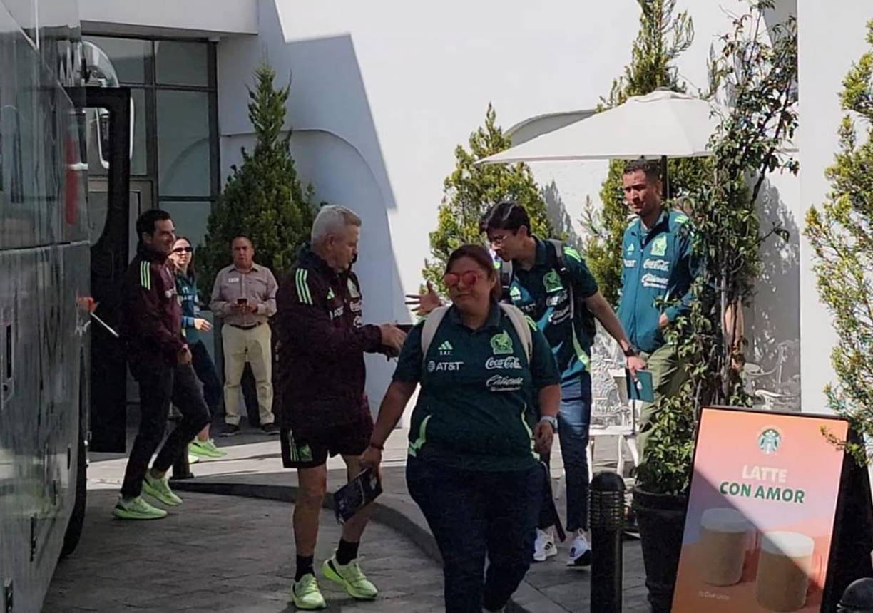 El seleccionador de México saludó a los presentes a la llegada al hotel y salió a compartir la gente.