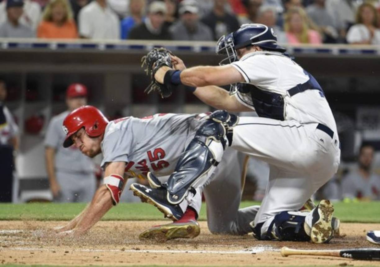 BÉISBOL. Un padre de respeto. Stephen Piscotty, de los Cardenales de San Luis, es sentenciado por Austin Hedges, 8 de los Padres de San Diego, en la segunda entrada en Petco Park.