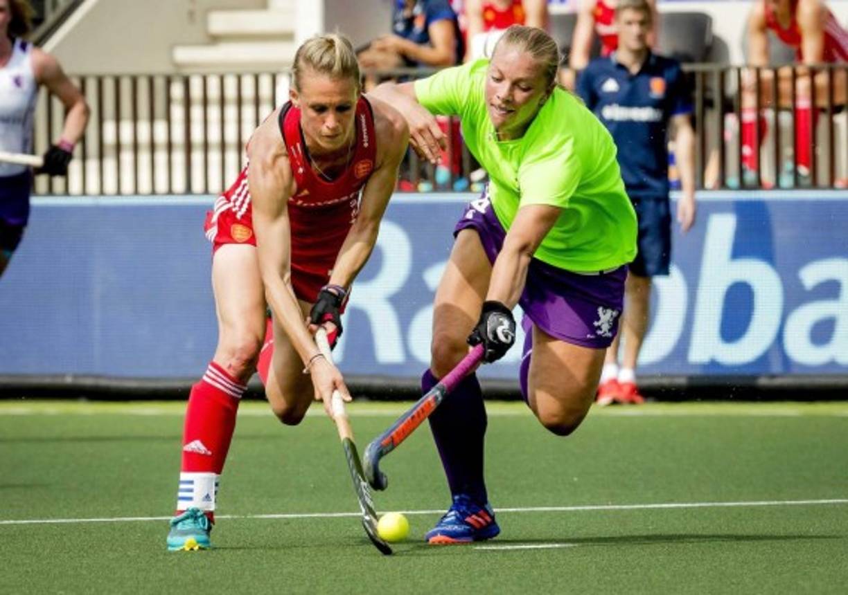 HOCKEY. Duelo británico. La jugadora Alex Danson de la selección inglesa de hockey se enfrenta a la escocesa Kareena Cuthbert en el campeonato de EuroHockey en Holanda.