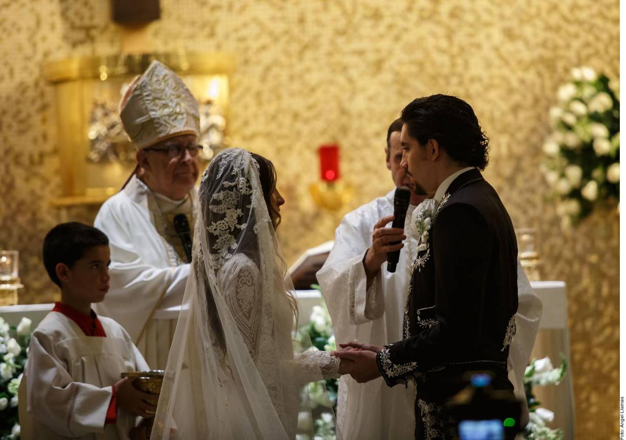 La vestidura de gala que utilizó Alex fue diseñada por él y su esposa, y mandado confeccionar especialmente. 