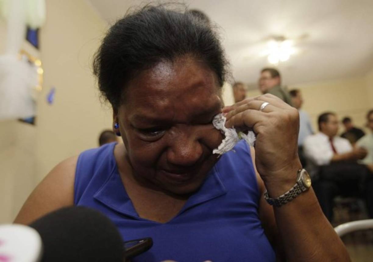 'No nos corran porque tenemos deudas y cómo vamos a pagar. Estaba pagando mi casita, ahora no sé', dijo entre lágrimas doña Reina Morgan.