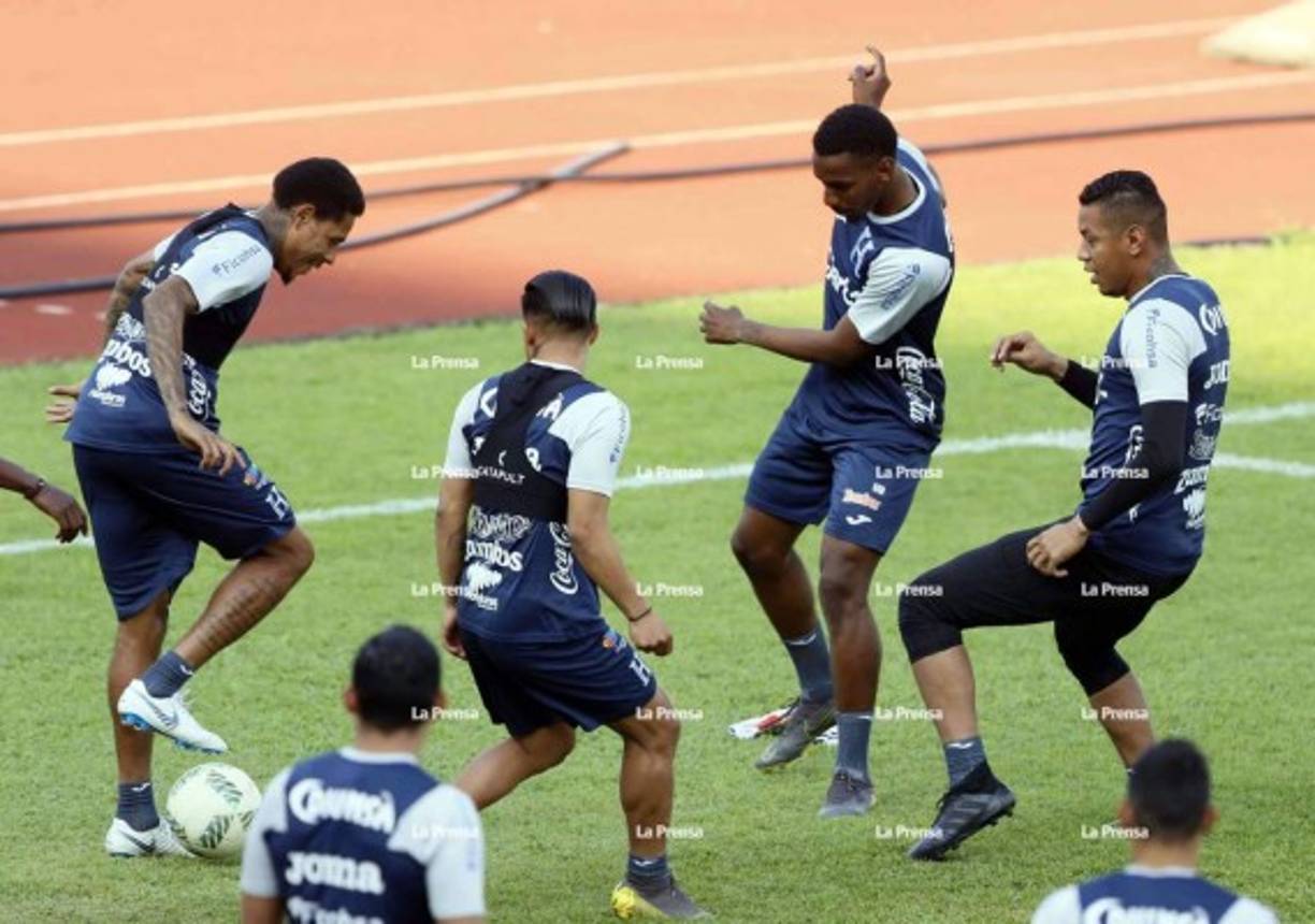 Los trabajos comandados por Sebastián Urrutia van acompañados del balón y también en todos hay risas y hasta un grito de júbilo.