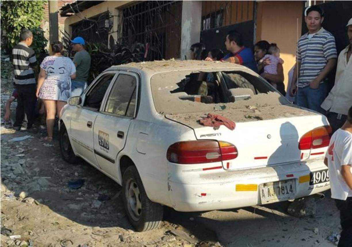 La explosión también provocó daños a los vehículos cercanos al lugar de la cohetería.