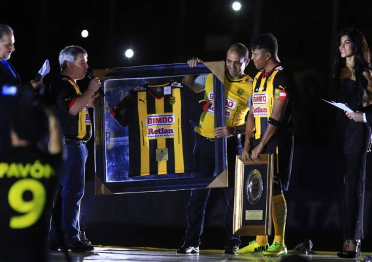 Carlos Pavón siendo homenajeado por Fuad Abufele y Mario Verdial.