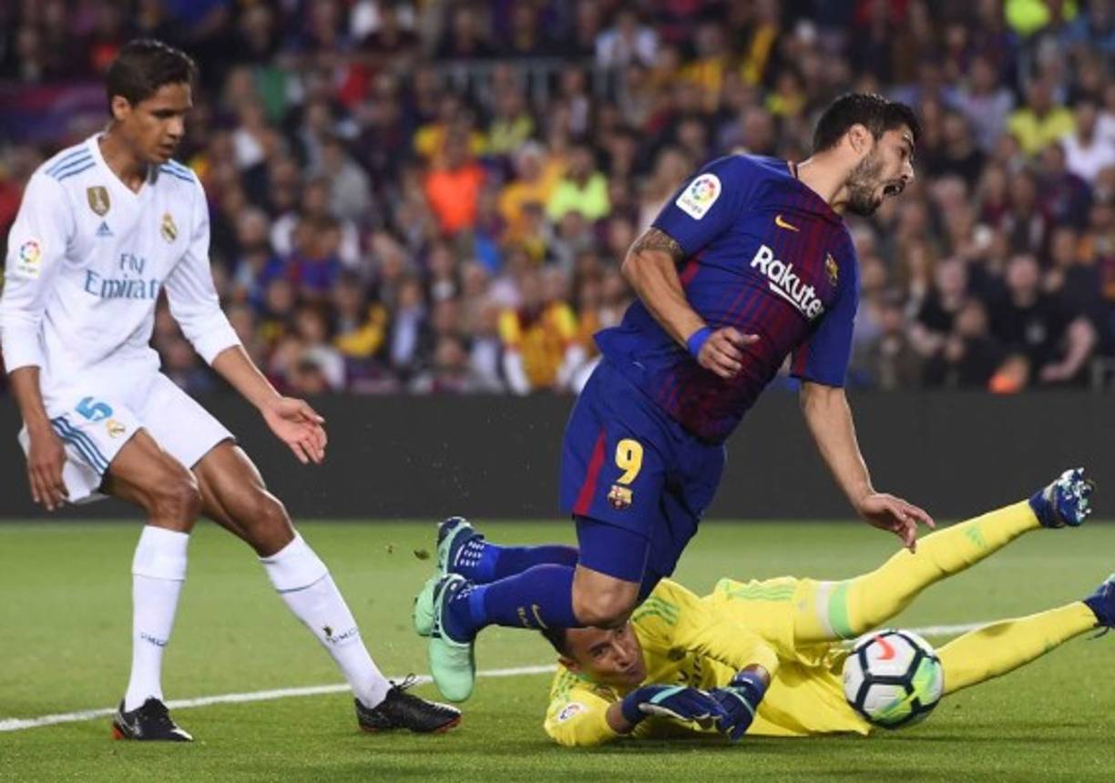 Barcelona's Argentinian forward Lionel Messi gestures in pain during the Spanish league football match FC Barcelona against Sevilla FC at the Camp Nou stadium in Barcelona on October 20, 2018. (Photo by LLUIS GENE / AFP)