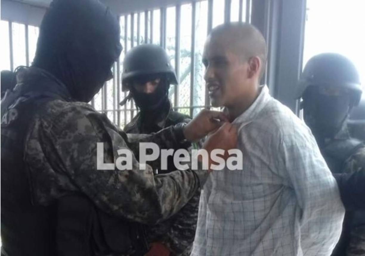 Los cuellos de las camisas también fueron revisados a los internos que llegaron a El Pozo.