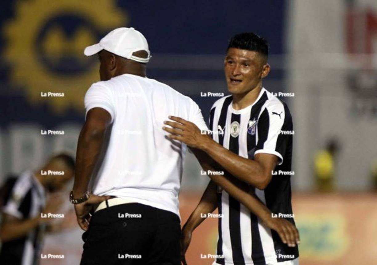 Hernán Medford también saludó al exjugador aurinegro Edder Delgado al final del partido en El Progreso.