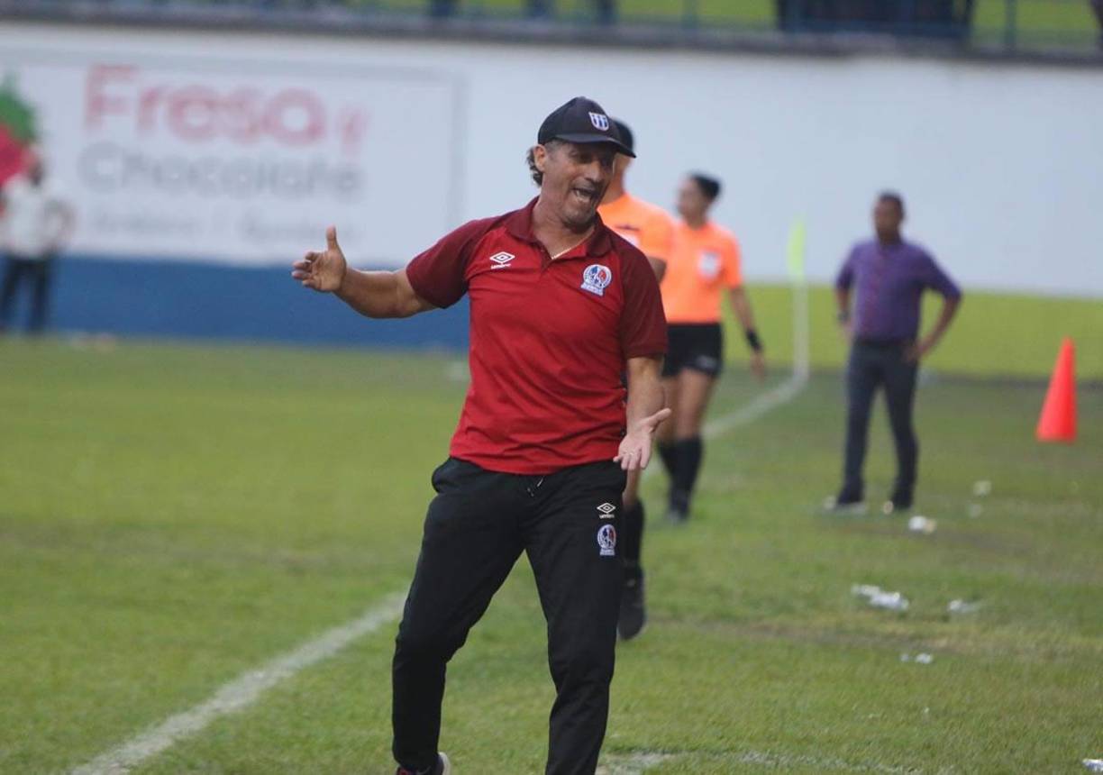 Pedro Troglio se mostró muy enfadado en el partido ante el Olancho FC.