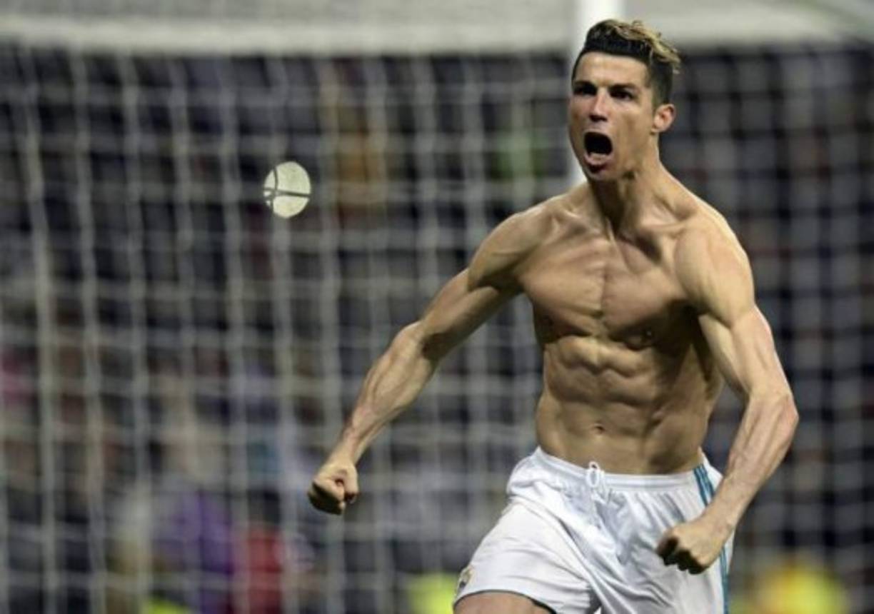 El cuerpo de Cristiano Ronaldo también fue sometido quirúrgicamente. Para marcar tanto abdominal, el crack luso se realizó una lipoescultura con ultrasonido.