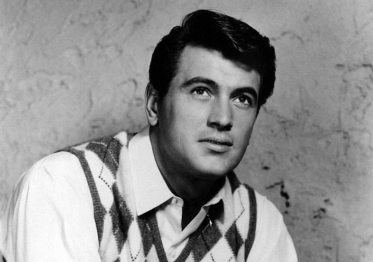 El primero en romper ese tabú fue el galán de cine Rock Hudson, fue la primera figura pública que reconoció abiertamente su enfermedad. Hudson falleció en 1985 a unos meses de hacer pública su enfermedad.