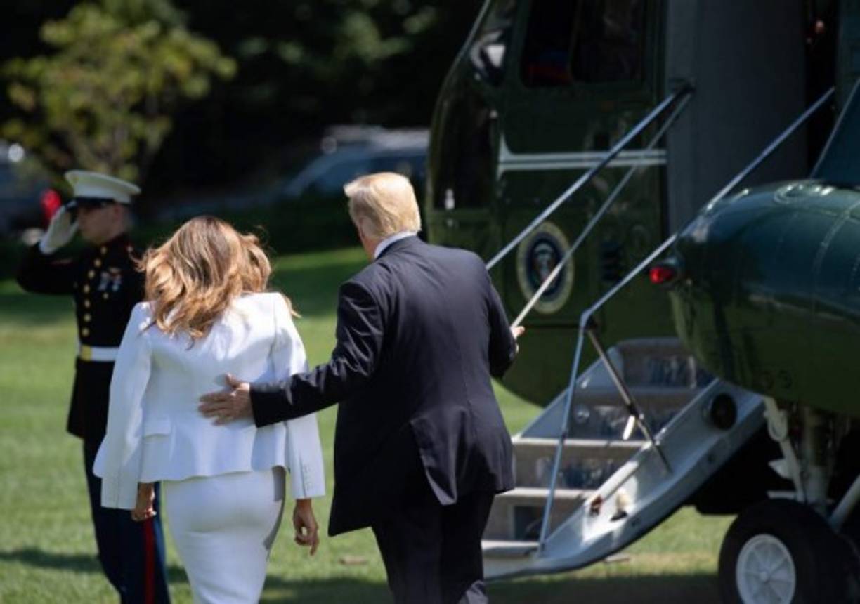 Melania y Trump se han mostrado más cercanos en la última semana luego de una explosiva revelación de una de las exasesoras del magnate, Omarosa Manigault, quien afirmó en un libro que la primera dama está desesperada por divorciarse del mandatario estadounidense.