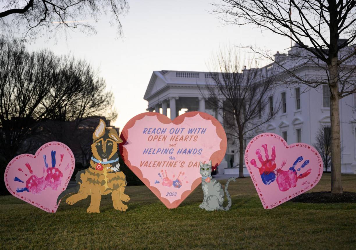Varios países del mundo celebran este martes uno de los días más conmemorados, el de San Valentín, con vistosas decoraciones, bodas masivas y regalos, entre los que no faltan las tradicionales flores y chocolates.