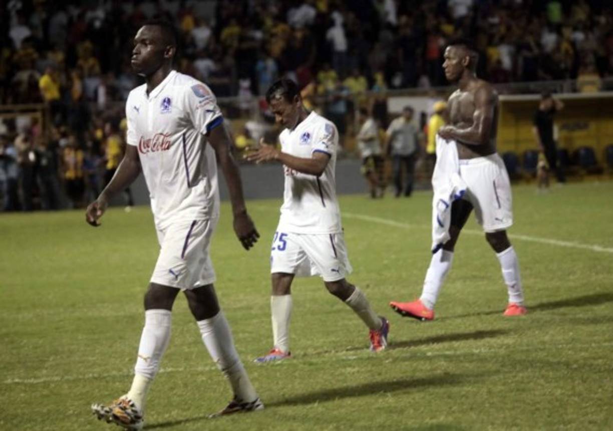 Alberth Elis, Javier Portillo y Romell Quioto, cabizbajos al final del partido.