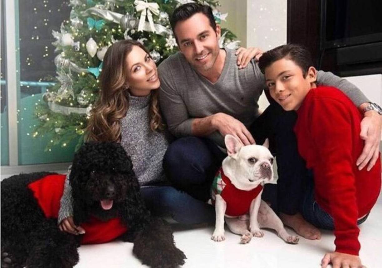 Ximena Duque con su hijo Cristian y su prometido Jay Adkins.