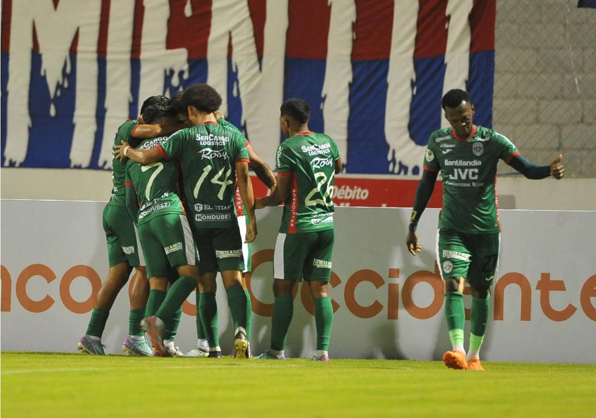 El festejo de los jugadores del Marathón tras el gol de Maximiliano Pérez.