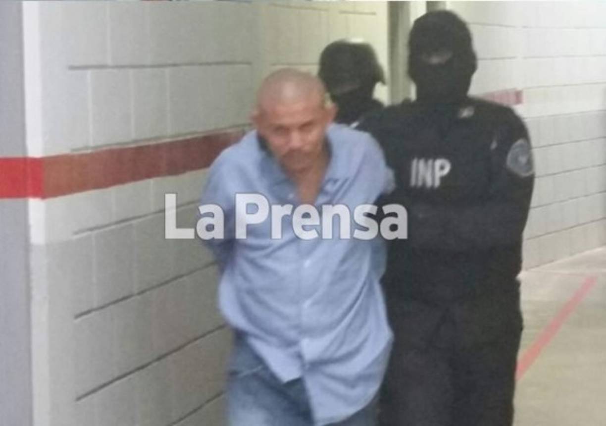 Uno a uno, los reos fueron llevados a sus nuevas celdas.