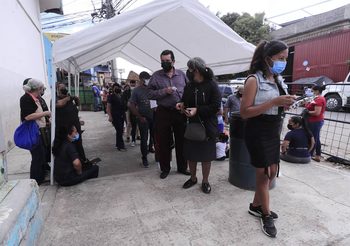 Asimismo, de acuerdo a reportes del Colegio Médico de Honduras (CMH), al menos un centenar de profesionales de la salud se han contagiado de covid-19 en los últimos días. 