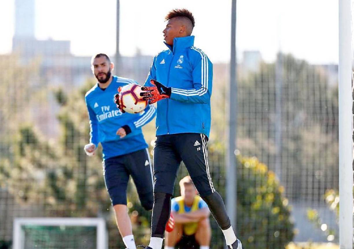 Aunque no llegó a debutar con el primer equipo en competiciones oficiales, sí ejerció más de una vez como tercer guardameta de la primera plantilla.