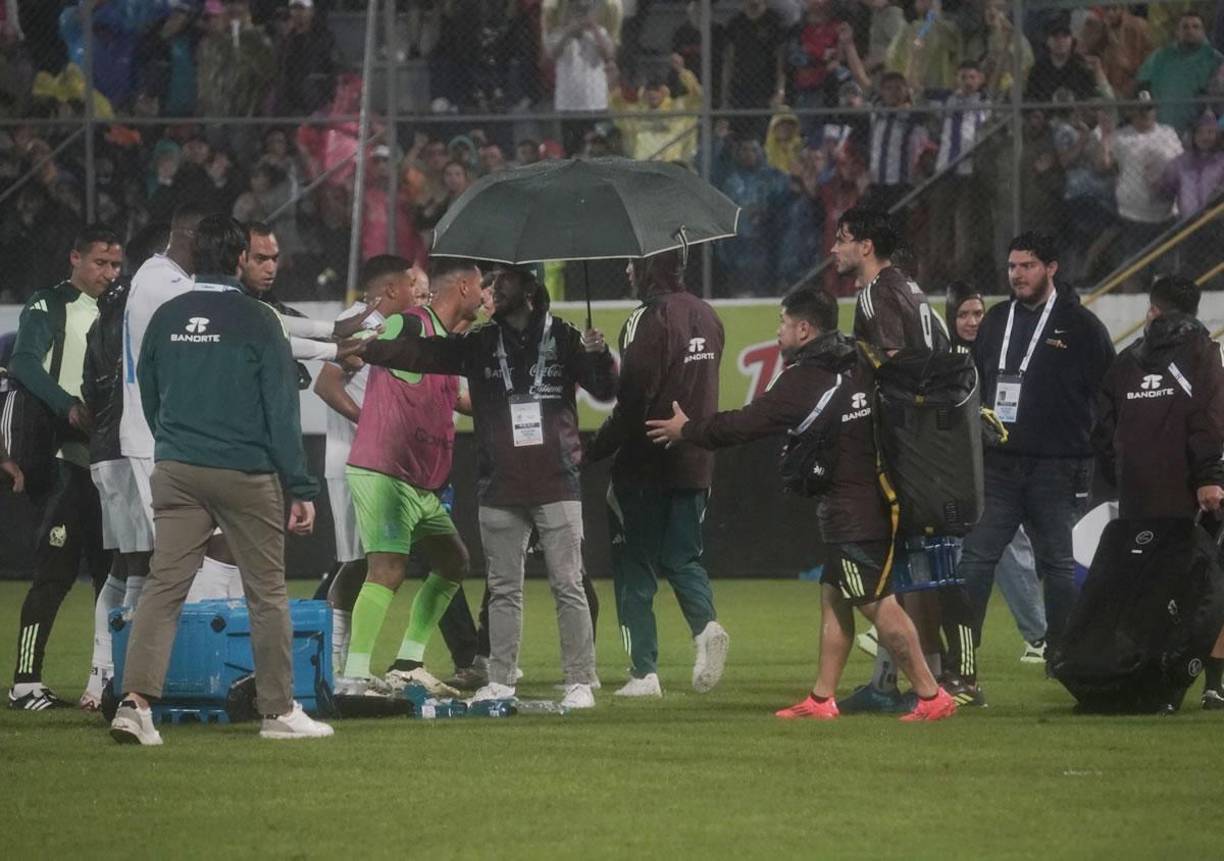Raúl Jiménez estuvo involucrado en la bronca al final del partido. Se calentaron los ánimos tras el triunfo 2-0 de la Bicolor.