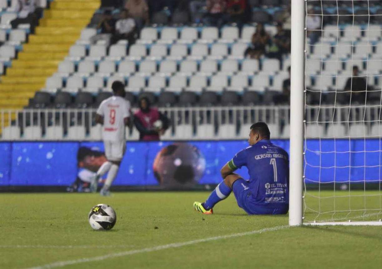 El portero del Génesis, Gerson Argueta, quedó sentado y triste tras el primer gol del Olimpia.