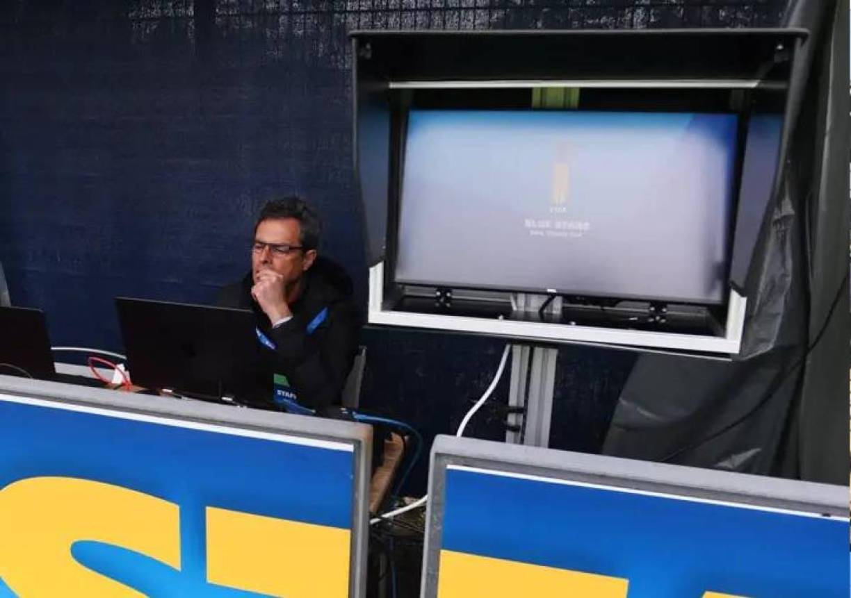 Se trata del el FVS (Football Video Support) una herramienta alternativa al VAR que permite a los árbitros revisar jugadas dudosas en un monitor para cambiar o ratificar su decisión.